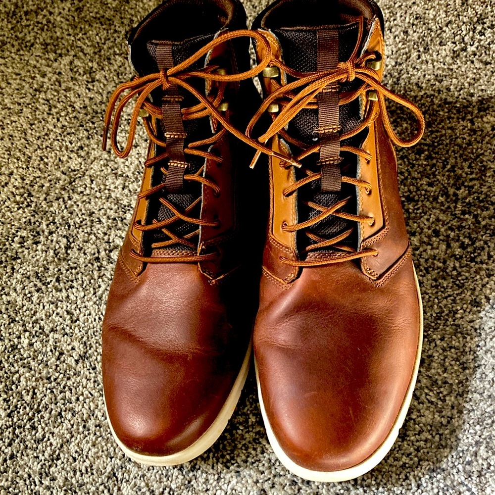 Timberland Men’s size 10.5 brown leather sneaker boot